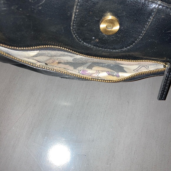 Black leather guess clutch/wristlet - Picture 7 of 7